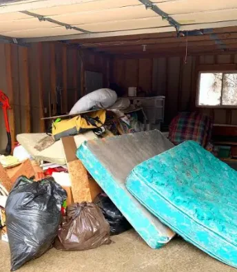 Garage encombré de matelas et de sacs